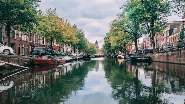 Barbecue boot huren in Amsterdam: Waarom dit niet mag ontbreken op je bucketlist